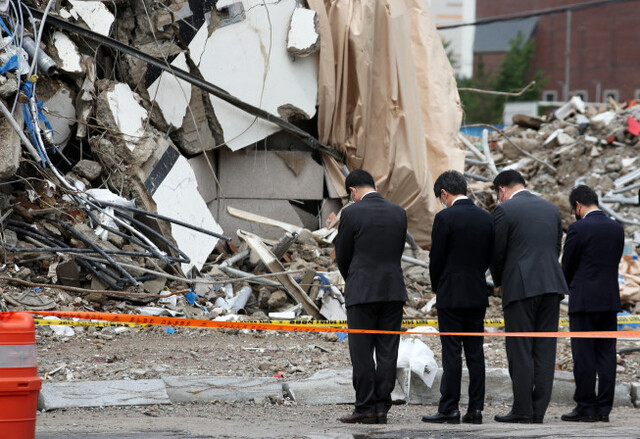 ▲ 정몽규(왼쪽 두 번째) HDC그룹 회장이 지난 11일 오전 광주 학동 철거건물 붕괴 사고 현장을 찾아 헌화한 뒤 묵념을 하고 있다. ⓒ 연합뉴스