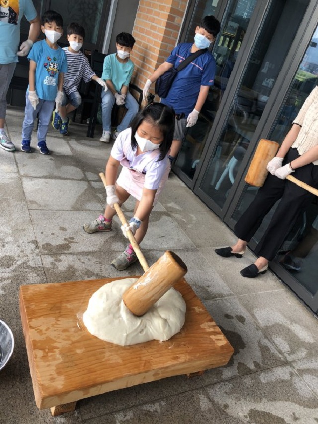 ▲ 단오 체험 프로그램 행사에 참석한 아동들은 떡매치기를 하고 있다.ⓒ군위군