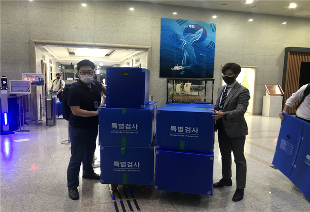 ▲ 지난 9일 이현주 특검팀이 인천시 연수구 해경 본청을 압수수색하고 있다. ⓒ세월호 특검