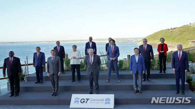 ▲ 13일(현지시간) G7 정상회의 폐막식에서 포즈를 취한 각국 정상들, G7 정상과 한국, 호주 정상, 유엔 사무총장과 EU 상임의장이 함께 섰다. ⓒ뉴시스 AP. 무단전재 및 재배포 금지.