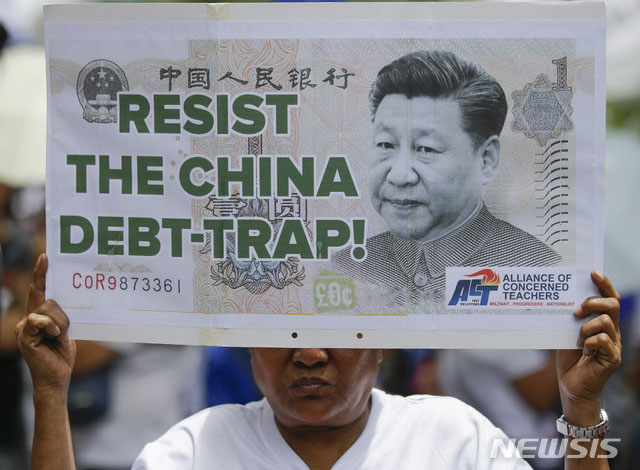 ▲ 아프리카에서 열린 중국 일대일로 반대시위. ⓒ뉴시스 AP. 무단전재 및 재배포 금지.