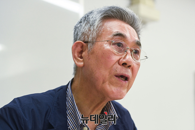 ▲ 국가정보원 제1차장을 지낸 염돈재 전 성균관대 국가전략대학원장이 10일 뉴데일리와 인터뷰하고 있다. ⓒ강민석 기자