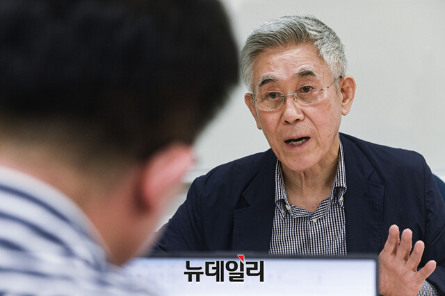 ▲ 국가정보원 제1차장을 지낸 염돈재 전 성균관대 국가전략대학원장이 10일 뉴데일리와 인터뷰하고 있다. ⓒ강민석 기자