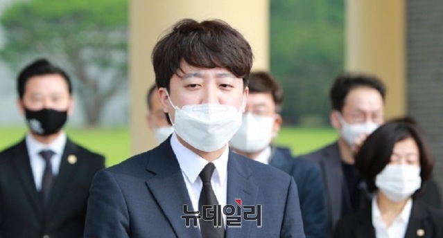 ▲ 이준석 대표가 14일 대젼현충원에서 참배를 마친 뒤 기자들의 질문에 답변을 하고 있다.ⓒ뉴데일리 DB