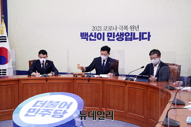 ▲ 송영길 더불어민주당 대표(가운데)가 14일 국회 본청에서 최고위원회의를 주재하고 있다. ⓒ이종현 기자