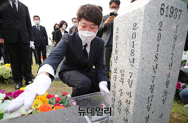 ▲ 이준석 국민의힘 신임 당대표가 14일 오전 대전 유성구 국립대전현충원을 찾아 천안함 46용사 묘역을 참배하고 있다.ⓒ이종현 기자(사진=국민의힘)