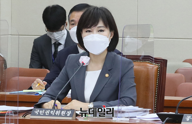 ▲ 전현희 국민권익위원장이 국민의힘 의원들의 부동산 전수조사에 참여할지를 두고 논란이다. 지난해 9월 국회 정무위원회 전체회의 참여한 전현희 위원장 자료사진. ⓒ이종현 기자(사진=공동취재단)