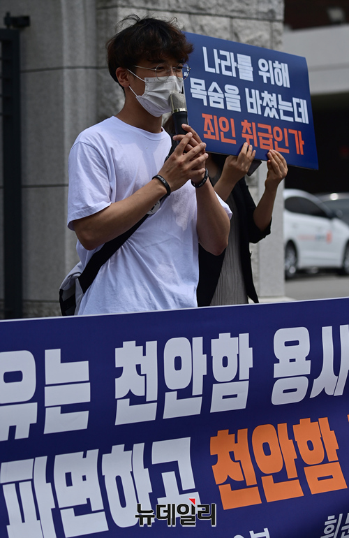 ▲ 천안함 피격사건의 생존장병 함은혁 씨가 14일 기자회견에 참석해 