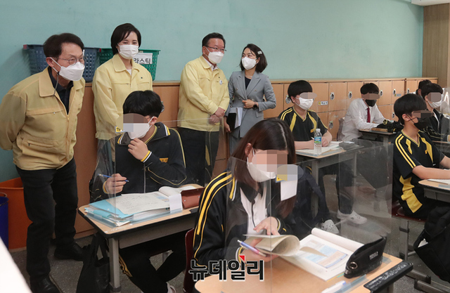 ▲ 김부겸 국무총리가 학교 방역상황 점검을 위해 14일 서울 목동 신목중학교를 방문해 수업을 참관하고 있다. ⓒ뉴데일리DB