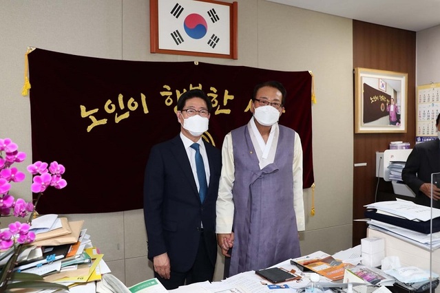 ▲ 양승조 충남도지사가 지난달 13일 대한노인회를 방문, 김호일 회장과 기념촬영을 하고 있다.ⓒ양승조 대전 캠프