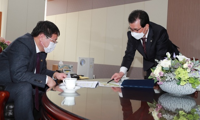 ▲ 이시종 충북도지사가 지난달 29일 정부 세종종합청사에서 기재부 안일환 2차관에게 충청권 광역철도 청주도심 통과와 관련해 설명을 하고 있다. ⓒ충북도