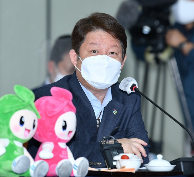 ▲ 권영진 대구시장은 14일 오후 경북도청에서 영호남 8개 시·도지사로 구성된 ‘제16회 영호남 시도지사 협력회의’에 참석해 지방소멸 위기극복을 위한 공동대응과 탄소중립 사회구현에 동참해줄 것을 당부했다.ⓒ대구시