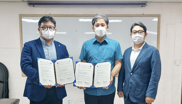 ▲ 대구한의대학교(총장 변창훈) 화장품공학부는 최근 천주교 대구대교구 사회복지법인 성요한복지재단의 사회적기업 일심보호작업장(원장 이수복)과 ‘사회적기업 지원 업무협약’을 최근 체결했다.ⓒ대구한의대