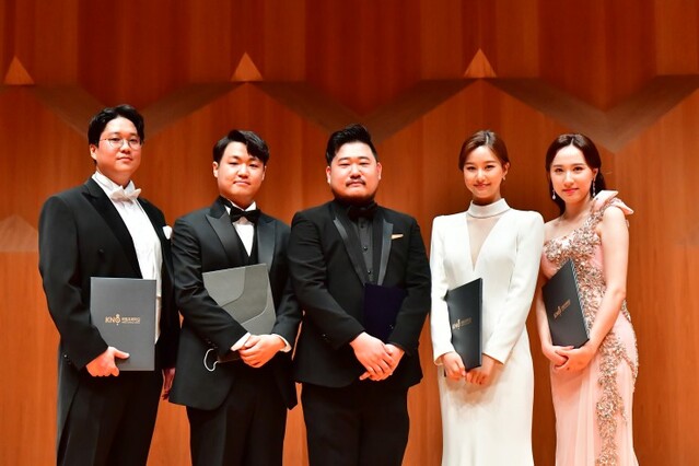 ▲ 왼쪽부터 테너 김재성·정현우·최성범, 소프라노 김지원·임승현.ⓒ국립오페라단