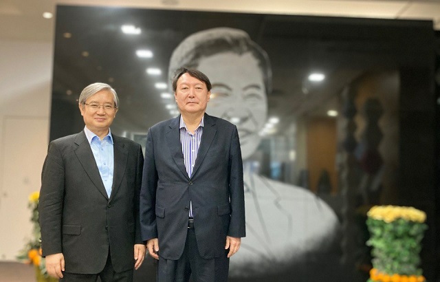 ▲ 윤석열 전 검찰총장(오른쪽)과 김성재 김대중평화센터 상임이사(전 문화체육관광부장관). 윤 전 총장은 지난 11일 서울 마포구 동교동 연세대학교 김대중 도서관을 방문했다.ⓒ윤석열 캠프