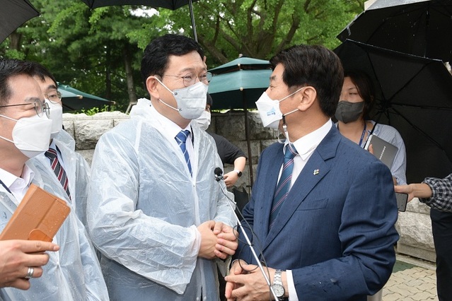 ▲ 송영길 더불어민주당 대표와 이춘희 세종시장이 서울 여의도 국회의사당 앞에서 대화를 하고 있다.ⓒ세종시