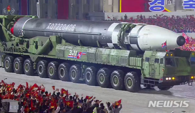 ▲ 지난해 10월 북한이 노동당 창건일 열병식에서 공개한 신형 대륙간 탄도미사일(ICBM) 화성-16호. ⓒ뉴시스. 무단전재 및 재배포 금지.
