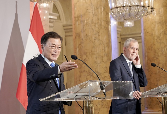 ▲ 오스트리아를 국빈 방문중인 문재인 대통령이 14일(현지시간) 비엔나 호프부르크궁에서 알렉산더 판 데어 벨렌 대통령과 정상회담을 마친 뒤 공동기자회견을 하고 있다. ⓒ청와대