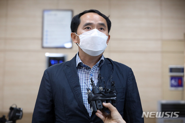 ▲ 최원일 전 천안함 함장이 지난 14일 오전 서울 서대문구 경찰청 국가수사본부에서 천암함 관련해 욕설과 막말을 한 휘문고 교사 A씨에 대해 명예훼손과 모욕죄 혐의로 고소장을 접수한 뒤 취재진 질문에 답변하고 있다. ⓒ뉴시스