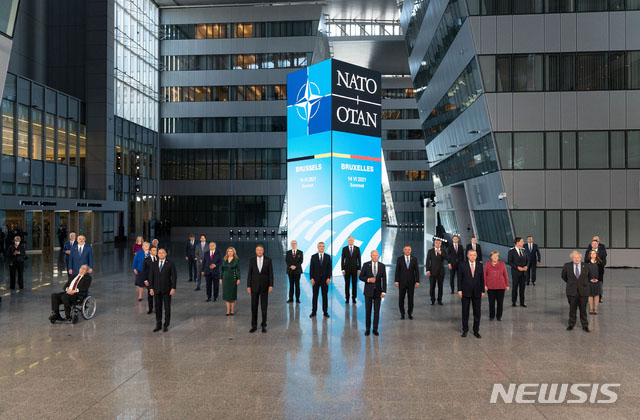 ▲ 나토 정상회의에 앞서 포즈를 취한 회원국 정상들. ⓒ뉴시스 AP. 무단전재 및 재배포 금지.