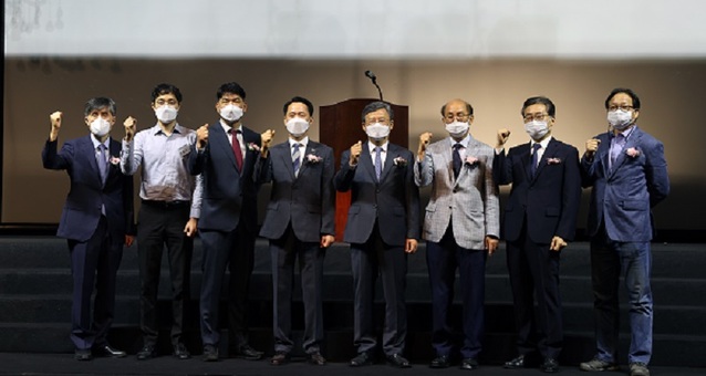 ▲ 권중순 대전시의장(왼쪽 네번째)이 행사에 참석한 인사들과 파이팅을 외치고 있다.ⓒ대전시의회