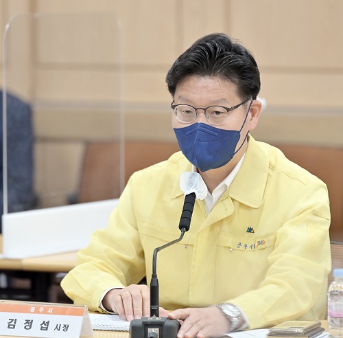 ▲ 김정섭 충남 공주시장이 15일 청사에서 공공기관 유치위원회 위원 3명을 신규 위촉하고 인사말을 하고 있다.ⓒ공주시