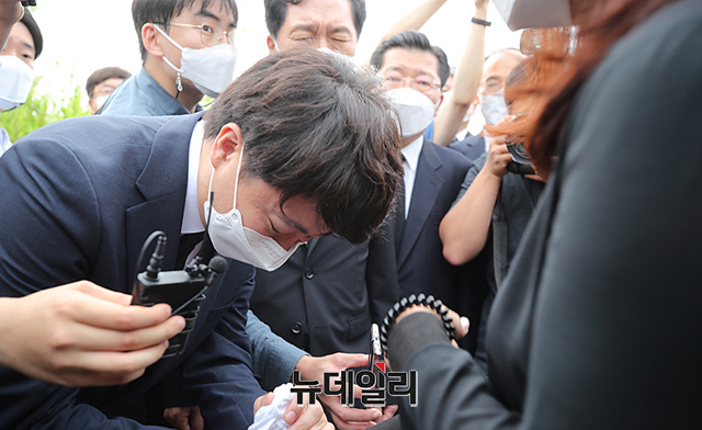 ▲ 이준석 국민의힘 신임 당대표가 지난 14일 오전 대전 유성구 국립대전현충원을 찾아 천안함 46용사 묘역을 참배하고 유족들과 대화를 나누고 있다. 이 대표는 유가족의 손을 맞잡고 눈물을 보이기도 했다.ⓒ이종현 기자(사진=국민의힘)