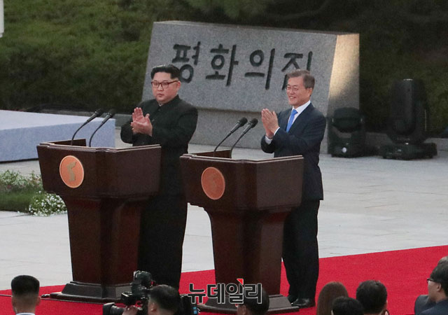 ▲ 2018년 4월 27일 남북 판문점 선언을 발표하는 문재인 대통령과 김정은. ⓒ한국공동사진기자단 제공.