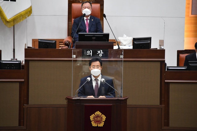 ▲ 오세훈 서울시장이 15일 오후 서울시의회에서 열린 정례회 본회의에서 시정연설을 하고 있다. ⓒ시의회 제공