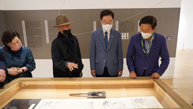 ▲ 박대성 화백이 경주엑스포대공원 류희림 사무총장과 임종식 경북도교육감에게 작품을 설명을 하고 있다.ⓒ경주엑스포