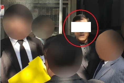 ▲ 재개발조합 고문으로 활동한 것으로 추정되는 5·18 구속부상자회 전 회장(빨간 원 안)이 지난 2018년 10월 31일 조합 사무실에서 나오고 있다. ⓒ뉴시스
