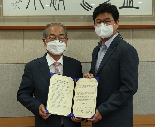 ▲ 유재원 한국영상대 총장(왼쪽)이 16일 본교 대회의실에서 서현강 ㈜스토리숲 대표와  웹툰산업 육성과 인력 양성을 위한 산학협력을 체결하고 기념촬영을 하고 있다.ⓒ한국영상대