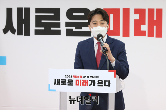 ▲ 이준석 국민의힘 대표가 지난 11일 오전 서울 여의도 당사에서 열린 제1차 전당대회에서 대표 당선 뒤 수락연설을 하고 있다. ⓒ이종현 기자