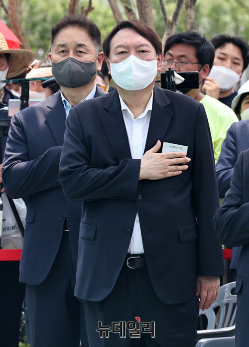 ▲ 윤석열 전 검찰총장이 지난 9일 오후 서울 중구 남산예장공원에서 진행된 개장식에서 국민의례를 하고 있다.ⓒ강민석 기자