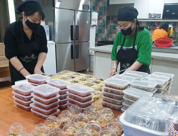 ▲ 세종시교육청 엄마손 봉사단이 읍·면지역 저소득층 학생에게 배달될 도시락을 만들고 있다.ⓒ세종교육청