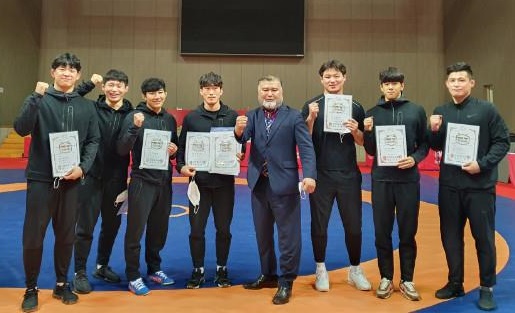 ▲ 한국조폐공사 레슬링팀 진형균 감독과 선수들이 남자 일반부 단체정 1위를 차지한 뒤 파이팅을 외치고 있다.ⓒ한국조폐공사