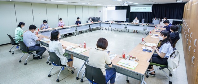 ▲ 대전시사회서비스원 16일 35개 거점복지관 관계자를 대상으로 민관협력 네트워크 활성화사업 간담회를 하고 있다.ⓒ대전시사회서비스원