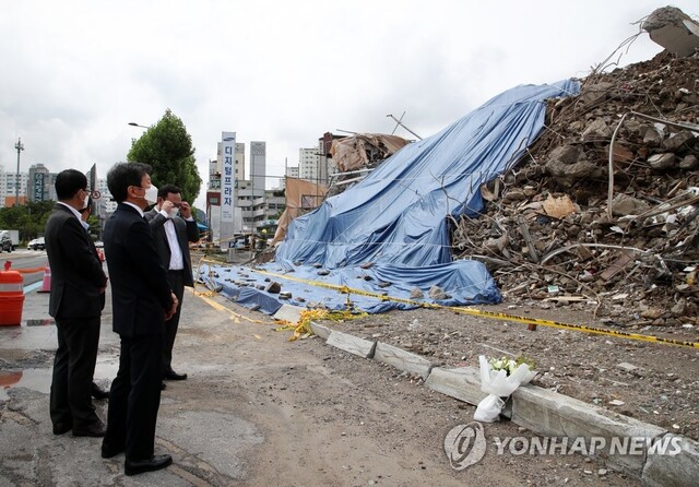 ▲ 정몽규 HDC그룹 회장이 11일 오전 광주 학동 철거건물 붕괴 사고 현장을 찾아 헌화와 묵념을 한 뒤 현장을 바라보고 있다. ⓒ 연합뉴스