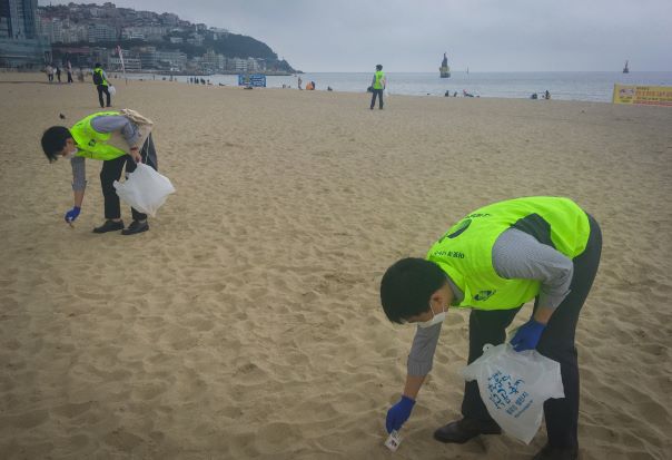 ▲ 해운대에서 환경정비활동에 나선 남부발전 직원들 ⓒ남부발전 제공