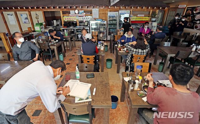 ▲ 경북의 인구 10만명 이하 군 지역 12곳에서 5인 이상 사적 모임을 전국 처음으로 허용하는 시범 기간에 들어간 지난 4월26일 경북 고령군의 한 음식점에서 손님들이 거리를 유지한 채 식사를 하고 있다. 
 ⓒ뉴시스