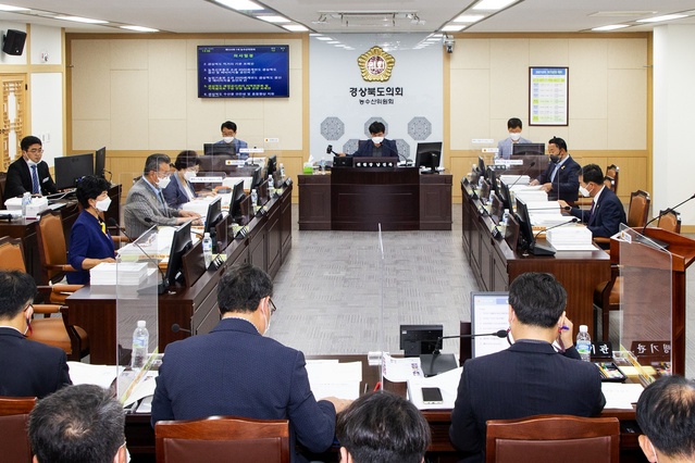 ▲ 제11대 경상북도의회 농수산위원회(위원장 남진복)는 16일 제324회 경상북도의회 정례회 제1차 농수산위원회를 열어 농축산유통국, 해양수산국, 농업기술원 소관 ‘2020회계연도 경상북도 결산 및 예비비지출 승인의 건’과 조례 4건을 의결했다.ⓒ경북도의회