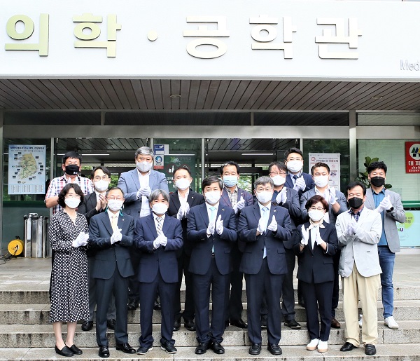 ▲ 이철성 건양대학교 총장이 15일 논산시사회복지협의회와 논산창의융합캠퍼스 의공학관에 이전에 따른 현판식을 하고 기념촬영을 하고 있다.중앙기준 황명선 논산시장, 우측 이철성 건양대 총장, 좌측 장동순 논산시사회복지협의회장.ⓒ건양대