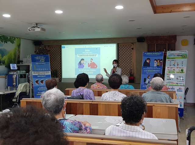 ▲ 칠곡군은 대한결핵협회 대구·경북지부와 함께 결핵감염에 취약한 만 65세 이상 ‘노인결핵검진사업’을 실시한다.ⓒ칠곡군