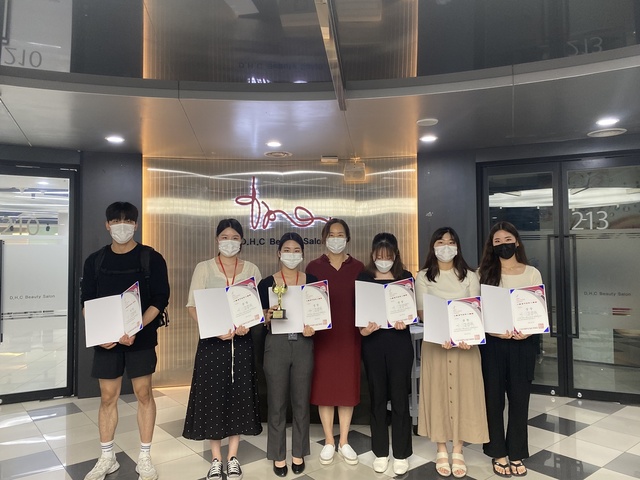 ▲ 대구보건대학교 뷰티코디네이션과 학과 실습실 앞에서 이현주 학과장(왼쪽 네 번째)과 특별대상을 수상한 강미경 학생(왼쪽 세 번째) 등 수상자들이‘2021 국제뷰티아트공모전’에 수상한 상장을 들고 기념 촬영을 하고 있다.ⓒ대구보건대