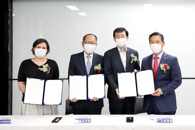 ▲ 협약식을 마치고 참석자들이 기념촬영을 하고 있다(왼쪽부터 수잔네 뵈얼레 부대표, 이재용 총장, 김태운 국장, 조재구 남구청장).ⓒ영남이공대