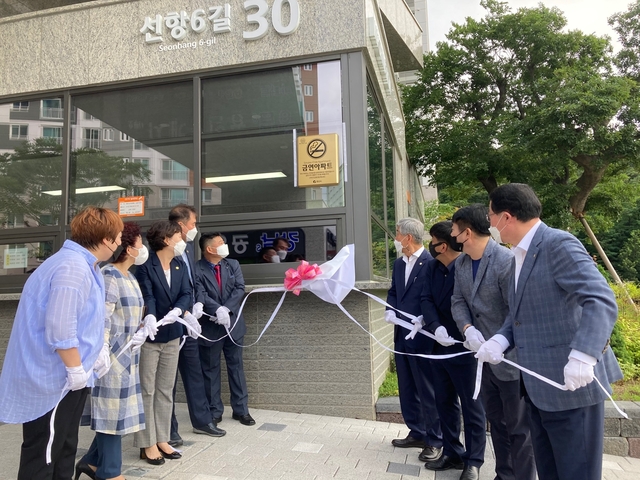 ▲ 경산시(시장 최영조)는 16일 경산진량선화지구 호반베르디움 아파트를 공동주택 금연구역으로 지정하고 현판식을 가졌다.ⓒ경산시