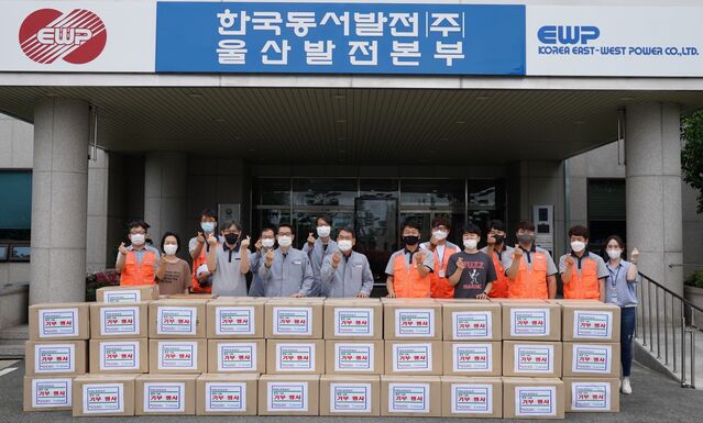 ▲ 울산발전본부 직원들의 기부의류 2500점 전달식 모습 ⓒ동서발전 제공