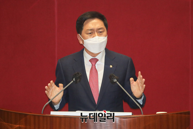 ▲ 김기현 국민의힘 원내대표가 17일 오전 국회에서 열린 본회의에서 교섭단체 대표연설을 하고 있다.ⓒ이종현 기자