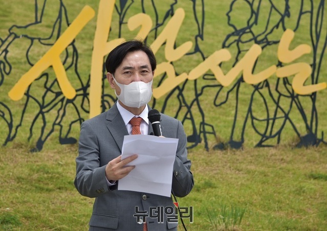 ▲ 국민의힘 하태경 의원이 17일 세종시 연기면 세종호수공원 내 노무현 기념공원 앞에대한민국 수도를 세종시로 이전하겠다며 2차 대선 공약을 발표하고 있다.ⓒ이길표 기자