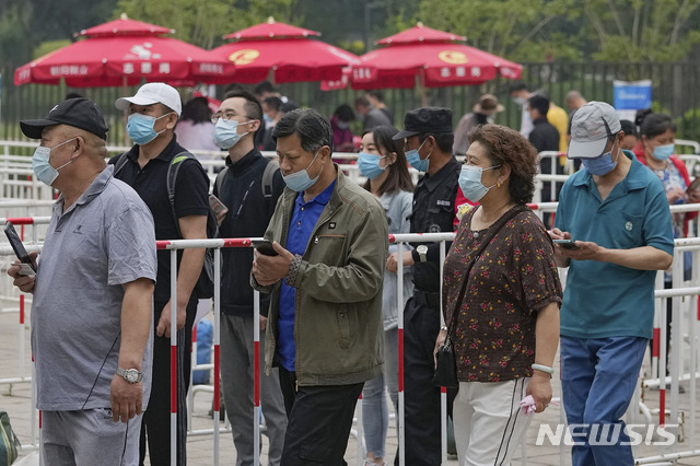 ▲ 2일(현지시간) 중국 베이징 시민들이 중국의약집단 시노팜 백신을 접종하기 위해 줄 서 있다. ⓒ뉴시스